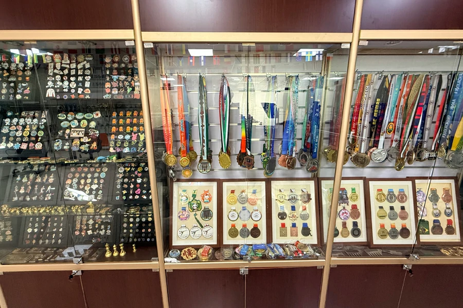 Jingbida Hardware & Gifts Co., Ltd. — Exhibition Cabinet7