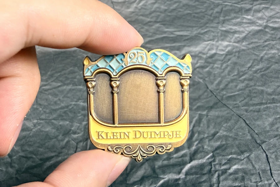 Klein Duimpje 25 Temple Brass Commemorative Badge