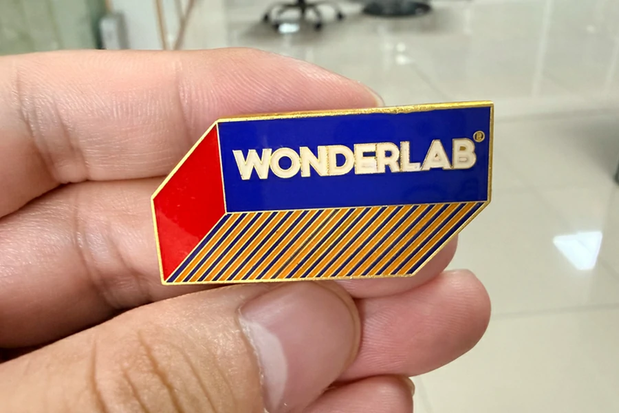 WONDERLAB Red and Blue Signboard Badge
