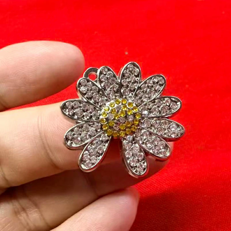 Diamond Inlaid Daisy Keychain Pendant Accessories1