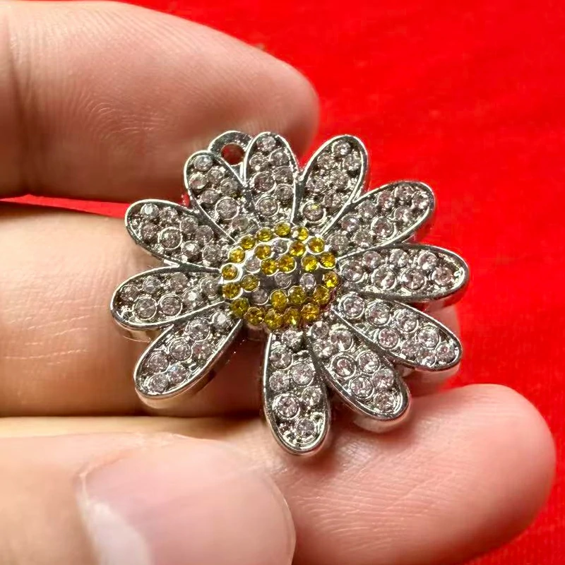 Diamond Inlaid Daisy Keychain Pendant Accessories4