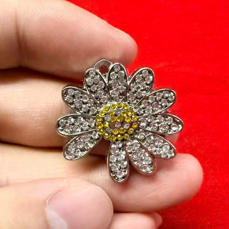 Diamond Inlaid Daisy Keychain Pendant Accessories5