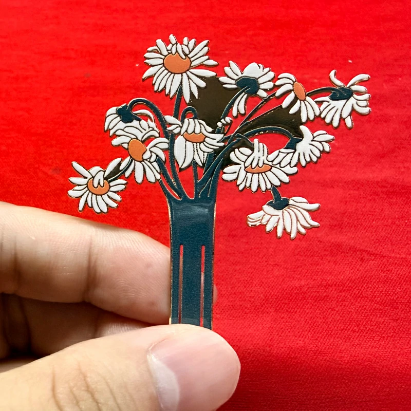 White Daisy Metal Bookmark4