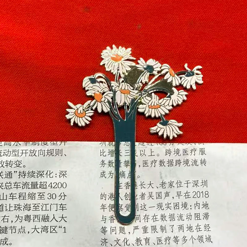 White Daisy Metal Bookmark5