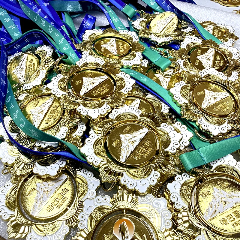 Rotatable Mountain Hiking Souvenir Metal Medal1