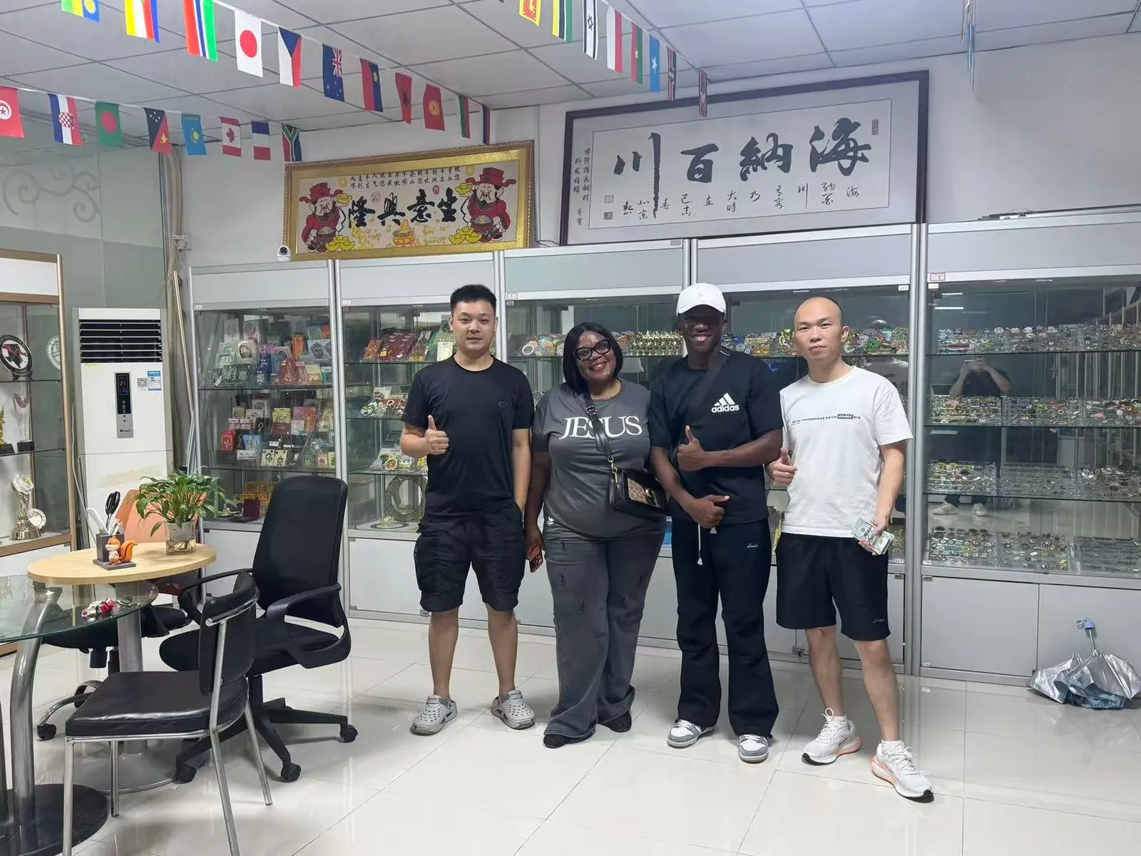 Customer visit at JBDgift showroom